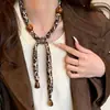 Collar con Bufanda de Seda Estampado Leopardo Vintage para Mujer, Cadena para Clavícula con Perlas Maillard, Diseño Único, Accesorio de Moda y Versátil para Chicas a la Moda