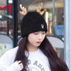 Gorro rojo navideño con astas para mujer, cálido gorro de lana gruesa con bufanda de invierno y protección para los oídos, gorro de punto resistente al frío.