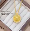 Loja de Ouro Mesmo Estilo Ouro Antigo Incrustado com Diamantes Amarelo Deus da Riqueza Pingente com Diamantes, Colar Banhado a Ouro de Cobre Sólido Estilo Chinês