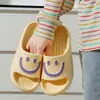 Sandalias con cara sonriente de EVA para mujeres y parejas, uso en interiores en casa, nuevo estilo de verano 2023, sandalias tipo slip-on antideslizantes de suela gruesa para hombres