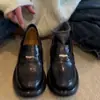 Mocassins de Solado Grosso com Detalhe de Moeda Dourada para Mulheres 2026 Primavera e Outono Novos Retro Slip-On Versátil Estilo Britânico Sapatos de Couro para Mulheres