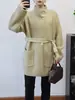 Nuevo cárdigan de punto elegante de longitud media con cinturón, diseño único, suéter abrigo holgado de color liso para mujer, Otoño/Invierno 2025