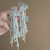 Brincos Pingente Flor de Ráfia Azul com Agulha de Aço, Brincos de Tarraxa Estilosos e Versáteis, Brincos Simples e Elegantes para Mulheres, Design de Nicho
