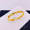 Pulsera Abierta de Trébol de Cuatro Hojas de Latón Chapada en Oro Electrochapada Pulsera Ajustable con Patrón de Diamante para Mujer Pulsera Versátil Venta al por Mayor
