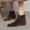 Botines retro estilo francés para mujer, nueva colección otoño/invierno 2026, con punta fina, tacón grueso, forro de felpa y un diseño que combina diferentes materiales para un efecto adelgazante, pareciendo una bota de algodón crudo