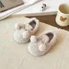 Sapatos Peludos Estilo Retrô com Laço para Meninas 2026 Moda Infantil Outono/Inverno Novos Mocassins de Solado Macio Sapatos Quentes de Algodão
