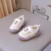 Sapatos para bebês e crianças pequenas, novos estilos de primavera e outono para meninos, sapatos de sola macia para bebês e crianças pequenas, sapatos de couro confortáveis para meninas pequenas e tênis funcionais para crianças pequenas