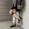 Botas de montaria retas femininas de couro bovino + tecido, novo modelo outono e inverno, bico redondo de couro genuíno com fivela e color-blocking, botas longas femininas