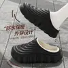 Chinelos de algodão impermeáveis e quentes para homens, adequados para uso externo no outono e inverno, com solas antiderrapantes, design que aumenta a altura e estilo casual com calcanhar fechado.. Também disponível em versão feminina