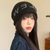Gorro de Lã Personalizado com Bordado de Letra Estilo Coreano Slouchy para Mulheres, Novo para Outono e Inverno com Barra Enrolada Malha Versátil Chapéu Pulôver que Afina o Rosto