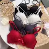 Conjunto de Sujetador Push-Up Inalámbrico de Encaje Bordado Sexy Shangri-La Soluble en Agua con Copas Medias y Cierre de Tres Filas