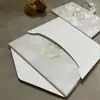 Porta-Cartão de Convite de Casamento de Veludo Verde Militar Personalizado para Atacado, Cartão de Convite de Acrílico Carimbado a Ouro, Nicho de Alto Padrão