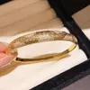 Pulsera ovalada de circonita chapada en oro real de 18K con diseño plisado, estilo vintage francés, accesorio de mano simple al por mayor