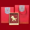 Marco de Fotos Dorado Soporte de Exhibición Año del Caballo Modelo Nuevo Oro Puro 999 Adorno para Riqueza Inmediata Bendición del Oficial Celestial Regalos Creativos Culturales Venta al por Mayor