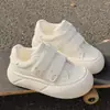 Tênis Brancos Versáteis de Solado Grosso com Velcro para Mulheres, Sapatos de Bico Largo, Novo Modelo 2026, Mocassins Casuais Esportivos para Estudantes, Sapatos de Skate