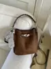 Otoño e Invierno Color Café Muy Popular Bolso Bandolera Tipo Cubo para Mujer 2025 Nuevo de Gama Alta Accesible Lujo Nicho Bolso Cruzado para Viajar