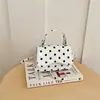 Otoño 2026 Nuevo Bolso Cuadrado Pequeño de Lunares para Mujer Fresco Gran Capacidad Bolso de Hombro de Mano Moda Bolso Pequeño Venta al por Mayor Bolso de Mujer