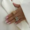 Anillo Abierto de Bola con Borla y Pliegues Irregulares Diseño de Nicho Moda Personalizada Versátil Lujo Ligero Joyería de Gama Alta