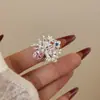 Diseño de Nicho Metalizado Mate Dorado Corazón Hueco Dulce Fresco Anillo Floral Vintage Microincrustado Circonita de Colores Anillo Apilable para Mujeres