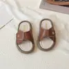 Pantuflas casuales de moda con hebilla de letra antideslizantes para niños, nuevas sandalias versátiles de verano 2026 estilo coreano para niñas