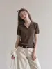 Camiseta Hueca de Cuello en V Color Café Estilo Old Money para Mujer, Verano Corte Holgado, Elegante y Versátil, Top Polo de Manga Corta Adelgazante, Ligero