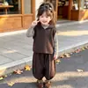 Conjunto Casual de Colete para Meninas 2026 Novo Conjunto de Primavera e Outono para Crianças Moda Coreana Conjunto de Outono Moderno Conjunto de Três Peças Tendência para Bebês