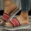 Stock Listo del Fabricante Estilo Étnico Transfronterizo Europeo y Americano Talla Grande para Mujer Suela Gruesa Boca de Pez Cuerda de Cáñamo Color Caramelo Pantuflas Nuevo Estilo 2025
