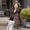 Llegada de Invierno Nueva Ropa para Madres Chaqueta de Algodón con Relleno de Plumón con Capucha y Cuello de Piel Estilo Coreano para Mujer Holgada Talla Pequeña Engrosada Cálida Ropa de Algodón