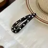 Presilhas de cabelo retrô em couro com bolinhas estilo coreano em preto, branco e prata, apresentando cores contrastantes e um design doce e descolado, perfeitas para franjas laterais e mechas soltas; acessórios de cabelo para atacado