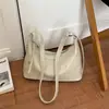 Bolso de axila de alta gama, lujo ligero, estilo vintage para mujer, nuevo bolso de hombro de nicho para commuting otoño 2026, bolso cruzado versátil