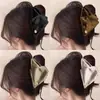 Pinza para el pelo triangular de satén minimalista estilo francés para mujer, nuevo diseño 2026, irradia un ambiente sofisticado y elegante, suministrado directamente por el fabricante