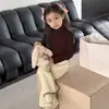 Suéter básico para niña otoño 2024 nuevo estilo extranjero oreja de madera cuello semi-alto suéter cálido para bebé Joker al por mayor