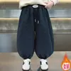 Calças de Lã Forradas para Crianças Calças Esportivas para Meninos Outono/Inverno 2026 Novo Estilo Coreano Roupas Descoladas para Meninos Pequenos Roupas de Inverno Calças Bombacha