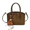 Bolso de mano retro de ante para mujer, nueva colección otoño 2026, bolso tipo cubo de nicho y minimalista, adecuado para ir al trabajo y uso casual, estilo bandolera