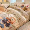 Juego de cuatro piezas de terciopelo de leche de alta densidad estampado, sábana bajera, sábana encimera y funda de edredón, engrosado y cálido, adecuado para otoño e invierno, e ideal para dormitorios estudiantiles