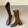 Botas de Couro Macio de Cano Alto para Mulheres 2026 Outono/Inverno Novo Estilo Botas Longas Fivela de Couro Botas Emagrecedoras Botas de Cano Alto para Montaria