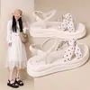 Sandalias Estudiantiles Gruesas de Lunares y Perlas, Súper Elegantes y Versátiles para Mujer, Nuevo Modelo Verano 2026, Perfectas para Combinar con Vestidos, Populares Zapatos Romanos