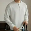 Sudadera estilo minimalista con cuello Henley para hombre, jersey de manga larga casual como capa base, top para primavera y otoño, camisa interior de sarga estilo old money