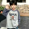 Camiseta de manga larga 100% algodón para niño, colección de primavera y otoño, diseño color block, cuello redondo, estilo nuevo para principios de otoño, mangas largas raglán