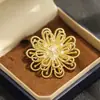 Broche de Flor de Oro con Encaje de Cobre Multicapa de Pétalos Broche Floral de Nicho de Alta Gama Accesorio para Mujer