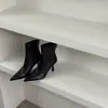 Botas curtas de salto alto fino com bico fino estilo coreano para mulheres, novo modelo outono e inverno 2026, botas elásticas estilosas e versáteis com forro de fleece, botas de corte justo para mulheres