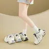 Zapatillas de malla estilo coreano para mujer, nuevo modelo de verano 2026, de suela gruesa, que aumentan la altura, transpirables, deportivas casuales para estudiantes, para correr