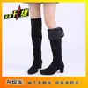 Elegantes botas pretas de salto alto com zíper lateral, corte justo e um design retrô que pode ser usado de duas maneiras, apresentando um cano alto que se estende acima do joelho, estilo 2026