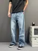 Calça jeans estilo americano, minimalista, com bigodes, textura de bambu, desgastada e levemente desbotada, unissex, com modelagem relaxed e reta.