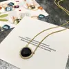 [10] Exquisito colar de cristal colorido em forma de triângulo de alta qualidade, personalizado, micro-incrustado, com múltiplos cortes, para o terno feminino
