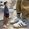 Zapatillas de entrenamiento alemanas para niños Zapatillas de skate para niñas Zapatillas deportivas para niños Nuevos zapatos casuales blancos de primavera 2025 Estilo coreano Zapatos Forrest Gump