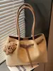 Bolsa de mano retro transfronteriza, bolso de hombro para mujer de gran capacidad, nuevo bolso de hombro simple de moda para el otoño de 2026