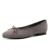 Sapatos de Vovó 2026 produto novo de primavera sapatos confortáveis, sapatos de bico fino estilo Chanel pequeno para mulheres, sapatilhas coloridas para mulheres