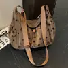 Bolsa de Lona Feminina Outono Inverno 2026 Nova Pequena Design de Nicho Bolsa de Ombro Único Transversal Estilo Coreano Casual Popular Este Ano Bolsa Tote