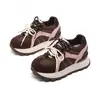 Zapatillas gruesas retro populares para viajar para mujer, novedad popular otoño 2026, zapatos casuales blancos de suela gruesa que aumentan la altura